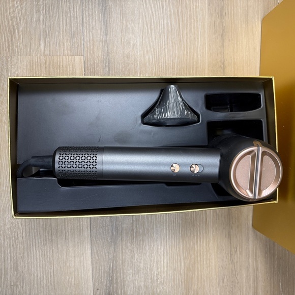 WizWise Gold and Black Ionic Hair Dryer with Smoothing Nozzle - Picture 3 of 3